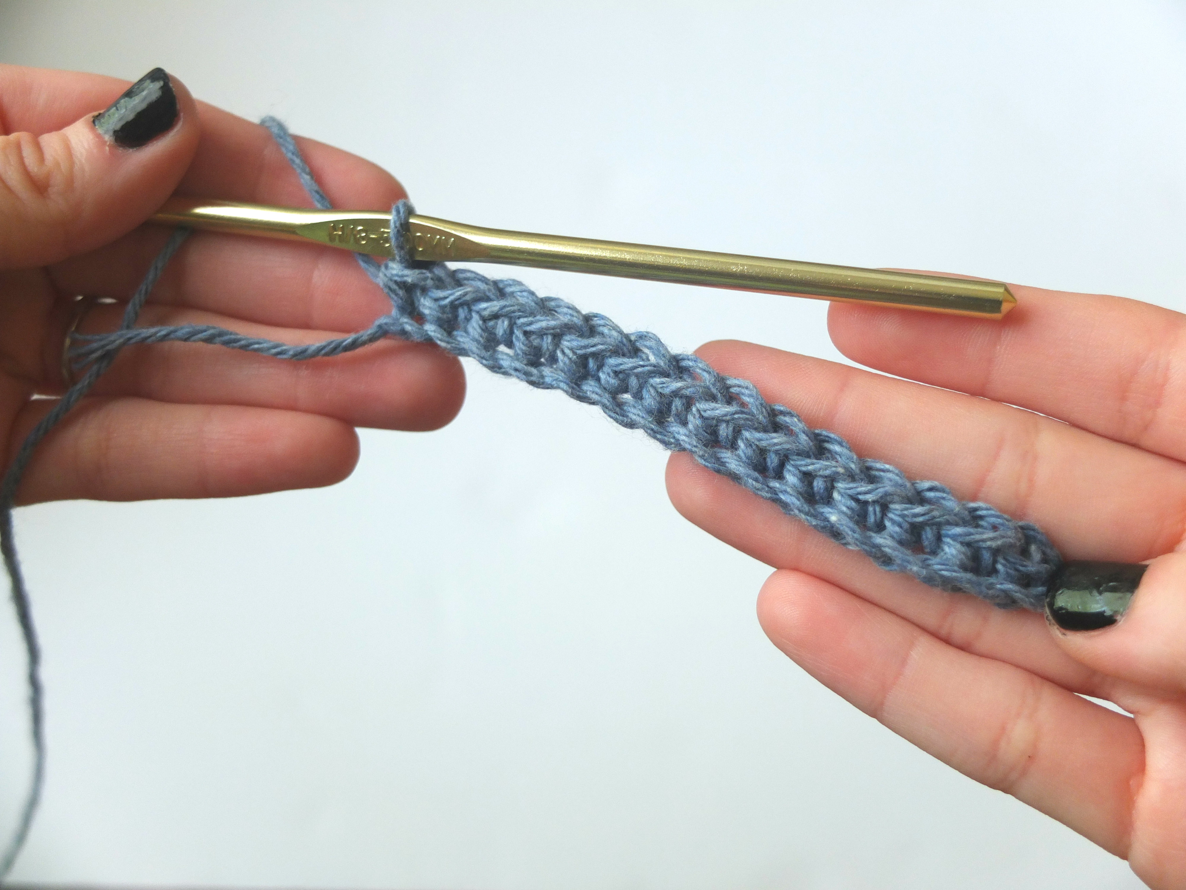 Sigoni is showing her first row of single crochet stitches from her single crochet tutorial for beginner