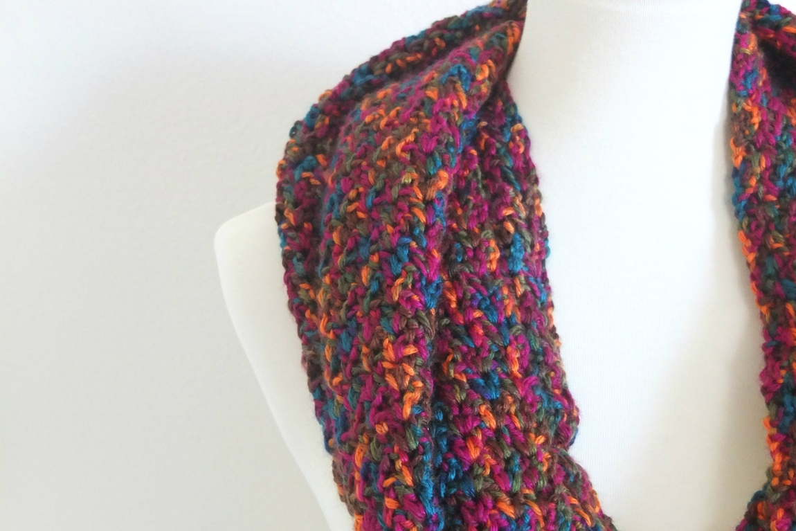 Simple V-Stitch Crochet Scarf - Free Crochet Pattern - sigoni macaroni