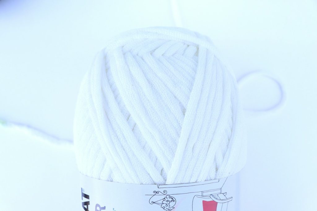 A photo showing the texture of Bernat Maker Outdoor yarn - via Sigoni Macaroni's How to Choose the Right Yarn