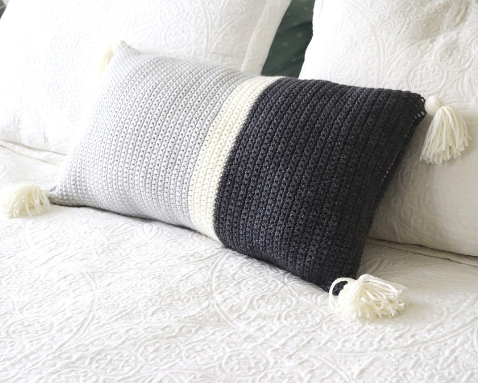 Simple Geometric Crochet Throw Pillow – Free Crochet Pattern