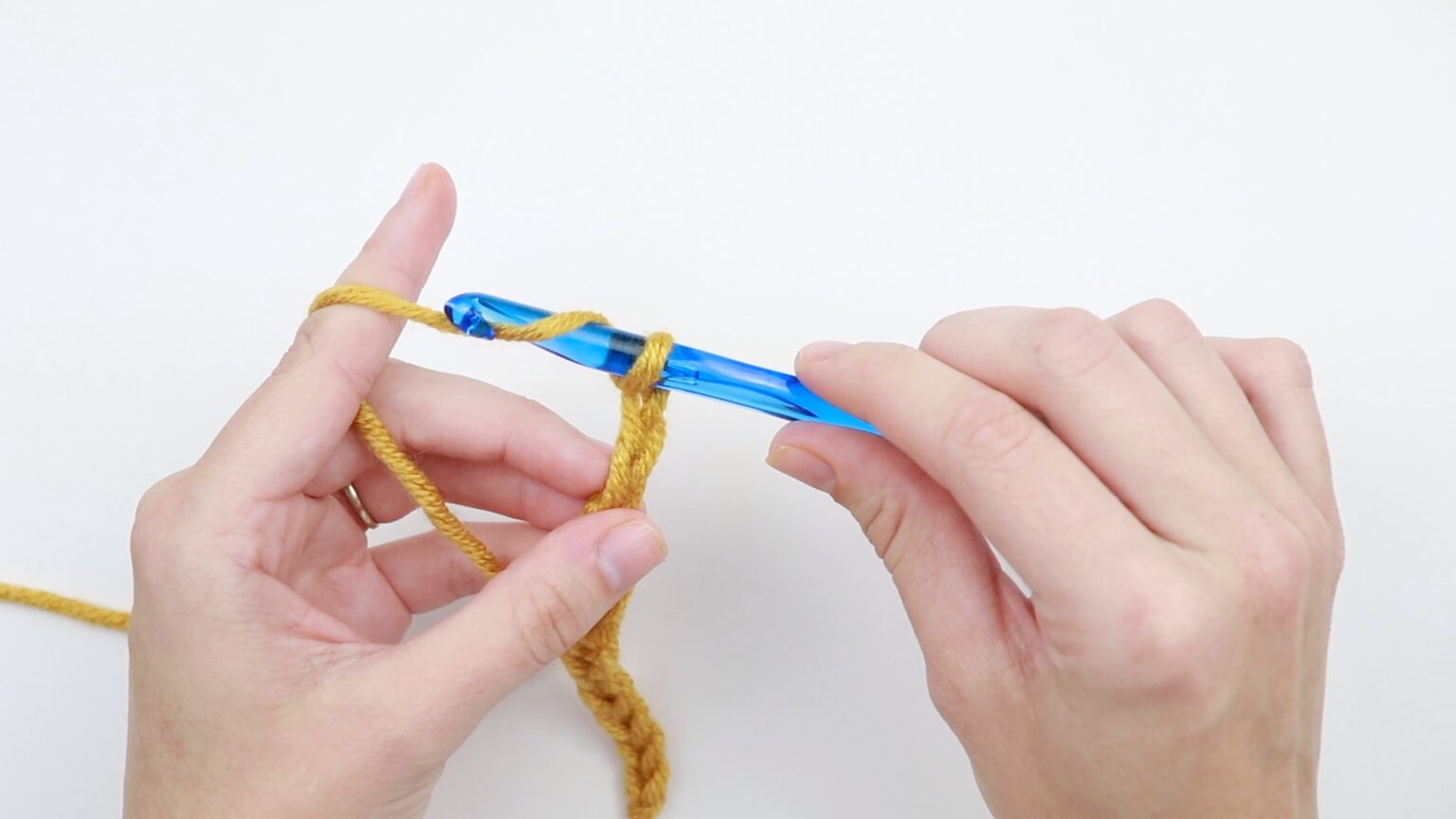 The BEST Way To Hold Your Yarn When Crocheting Learning Tension Control sigoni macaroni