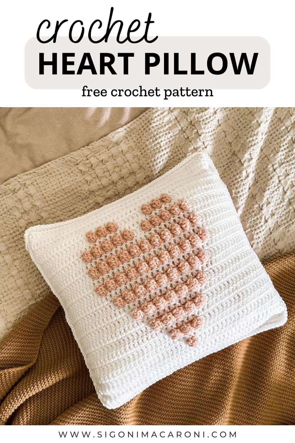 Crochet Heart Pillow Pattern: Free Pattern for Valentines Day via @sigonimacaronii